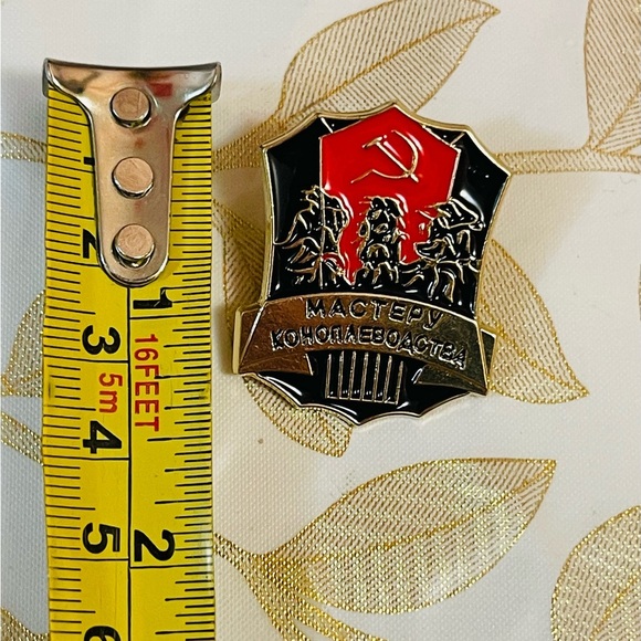 Lot SOVIET USSR RUSSIAN PIN BADGE"TO THE MASTER OF HEMPING, CANNABIS GROWING" - Picture 2 of 6